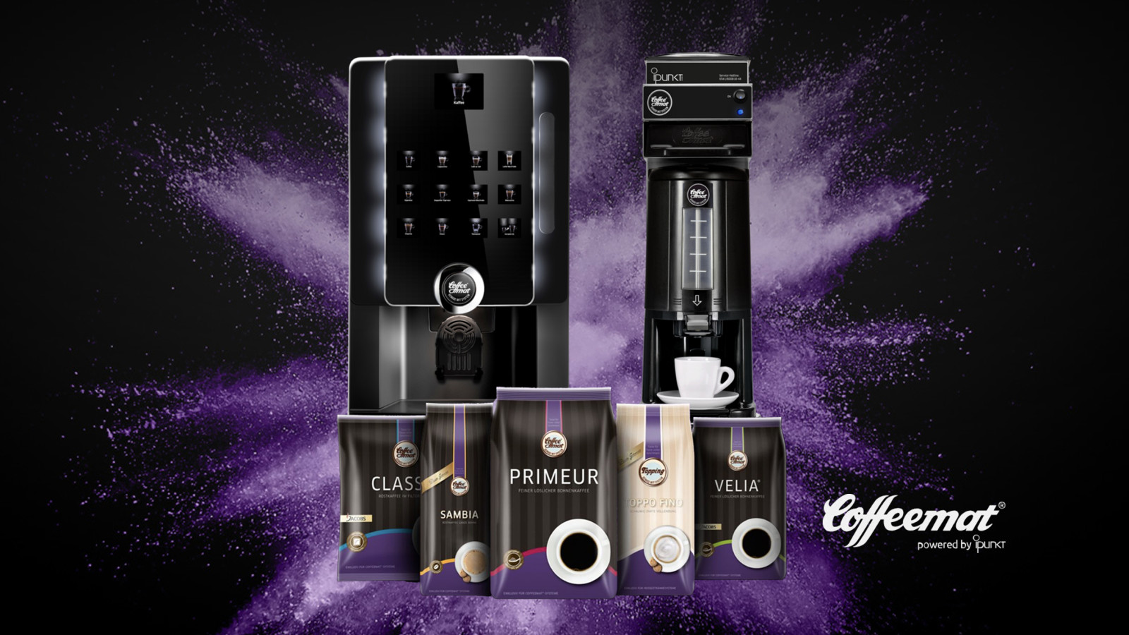 Zwei Kaffeeautomaten und vier Kaffeepackungen vor lila Hintergrund.