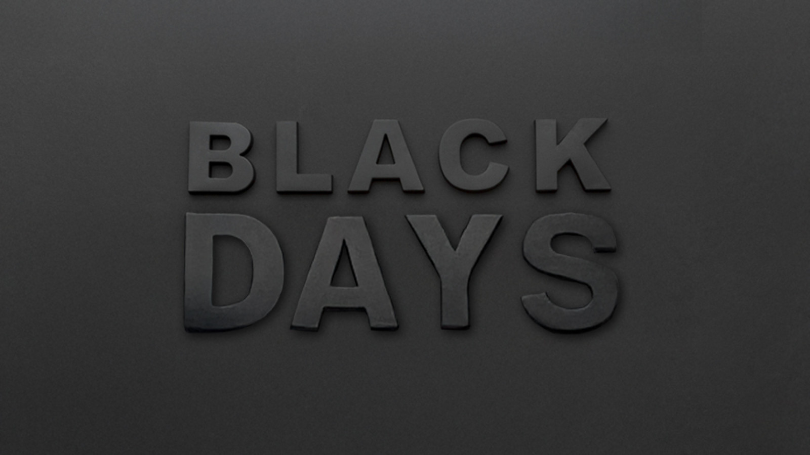 Schwarze Buchstaben 'BLACK DAYS' auf schwarzem Hintergrund.