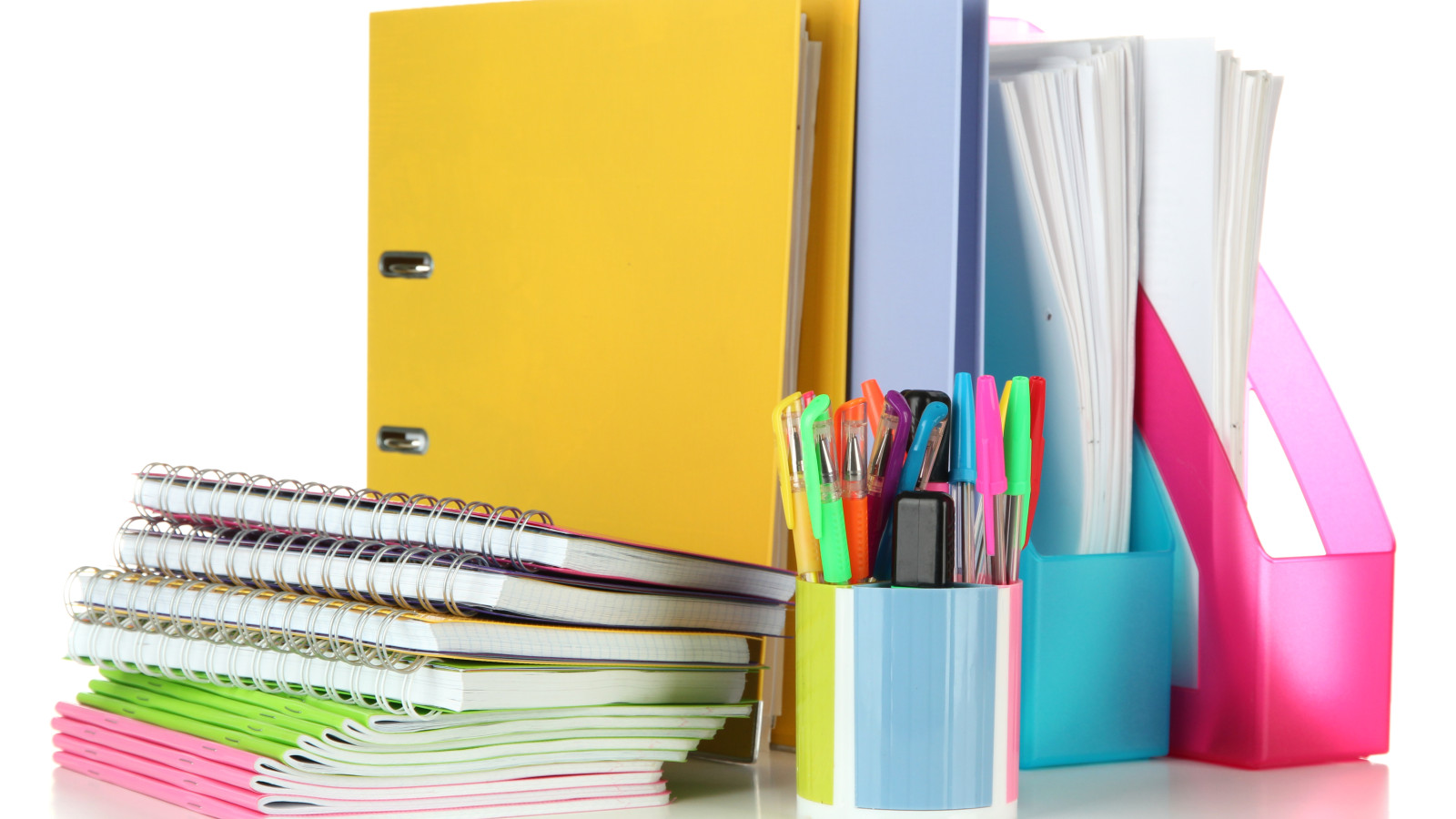 Verschiedene Bürobedarfsmaterialien, darunter Ordner, Notizbücher und bunte Stifte in einem Becher.