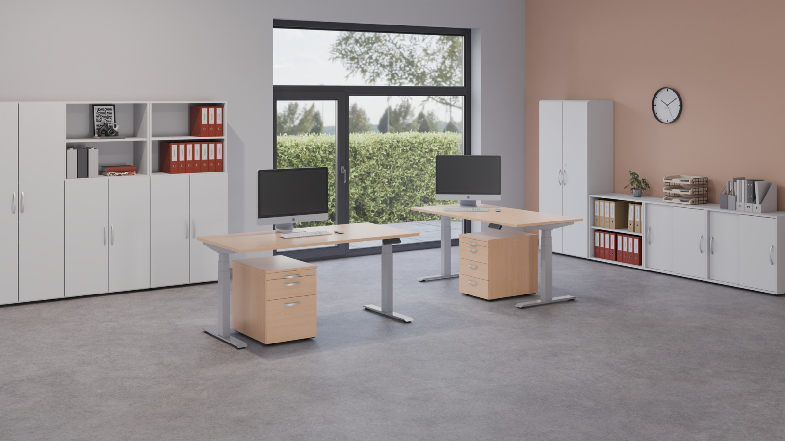 Modernes Büro mit zwei Schreibtischen, Computern, Fenstern und Regalen mit Ordnern.