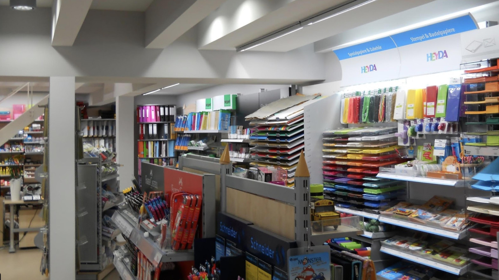 Innenansicht eines Papier- und Schreibwarenladens mit Regalen voller Schreibartikel.