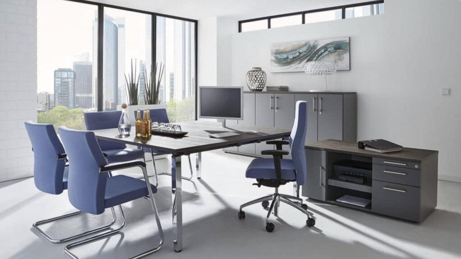 Modernes Büro mit hellblauen Stühlen, Tisch, Fenster mit Stadtblick.