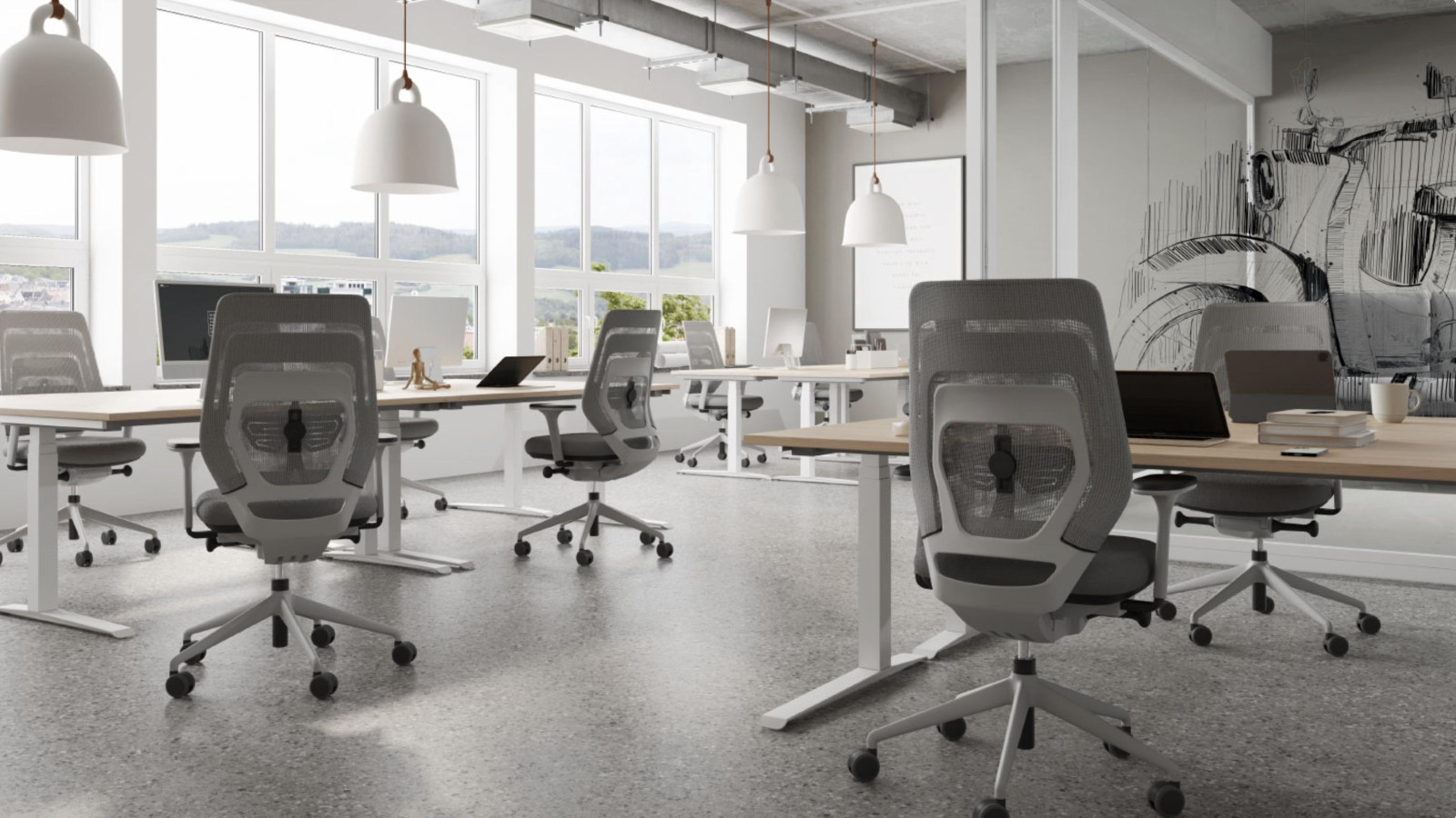 Ein modernes Büro mit mehreren ergonomischen Bürostühlen und großen Fenstern mit Blick nach draußen.