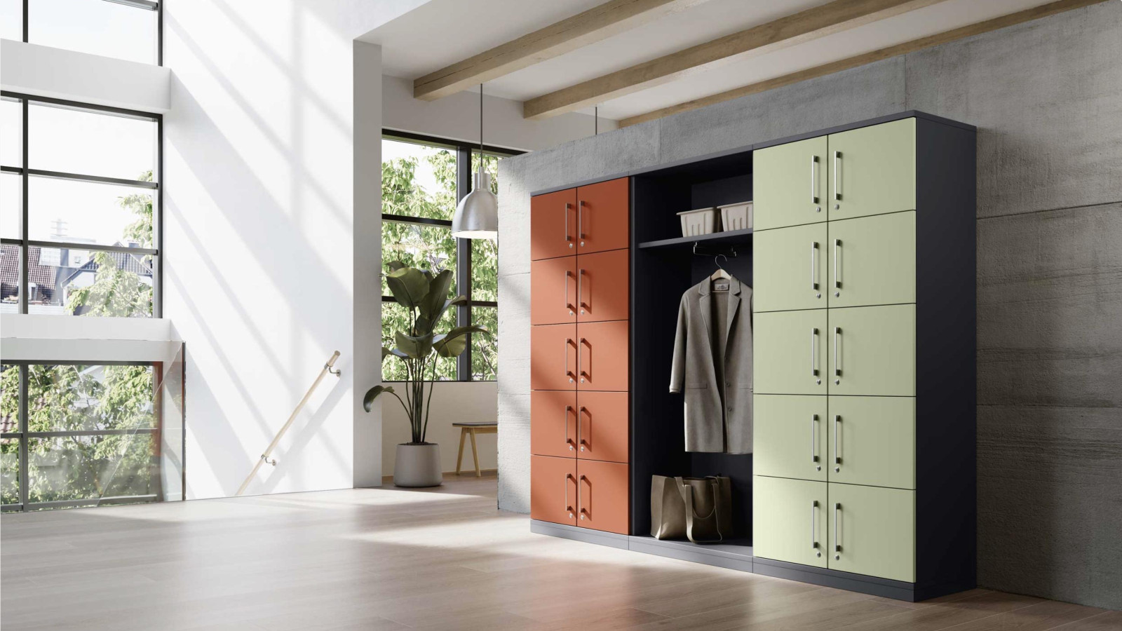 Schrank mit roten und hellgrünen Türen in einem lichtdurchfluteten Raum.