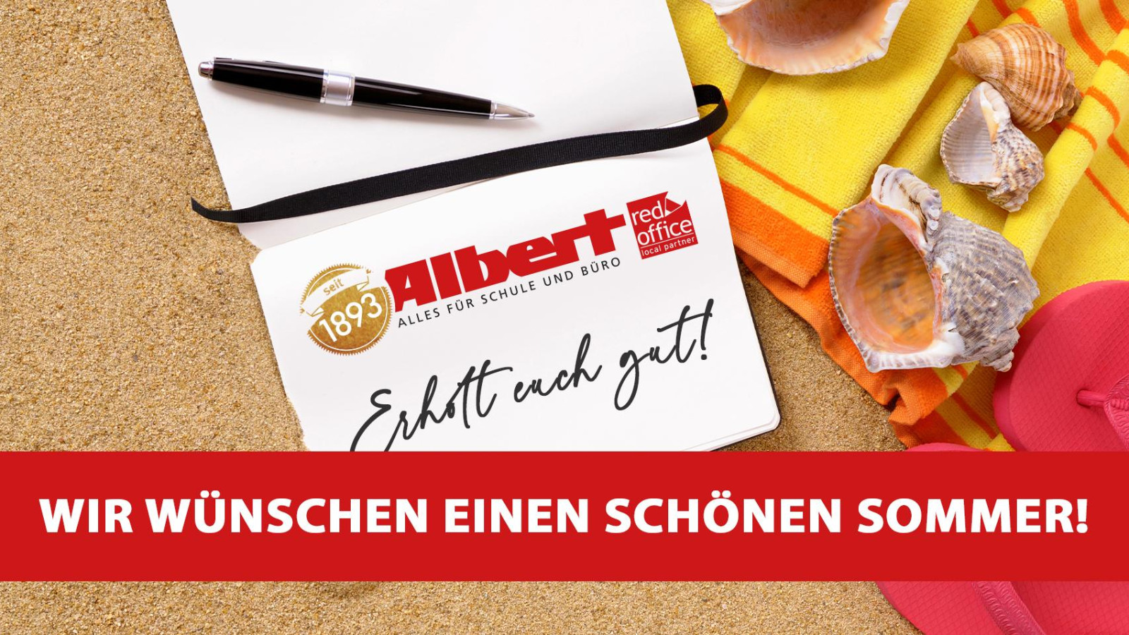 Notizbuch im Sand, Muscheln und Strandaccessoires, Text: Wir wünschen einen schönen Sommer!