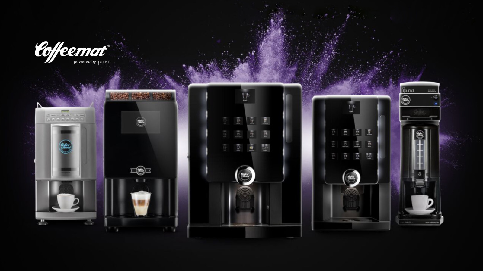 Vier Kaffeeautomaten aufgereiht vor einem schwarzen Hintergrund mit lila Pulverwolken im Hintergrund.