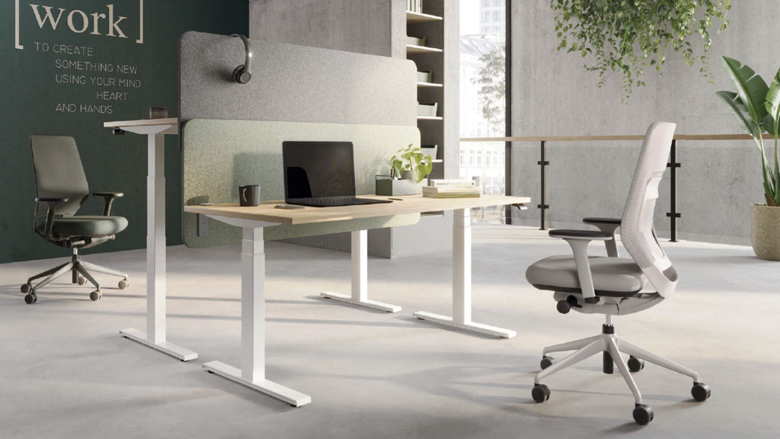 Büro mit höhenverstellbarem Tisch, ergonomische Stühle und Pflanzen, moderne Einrichtung.