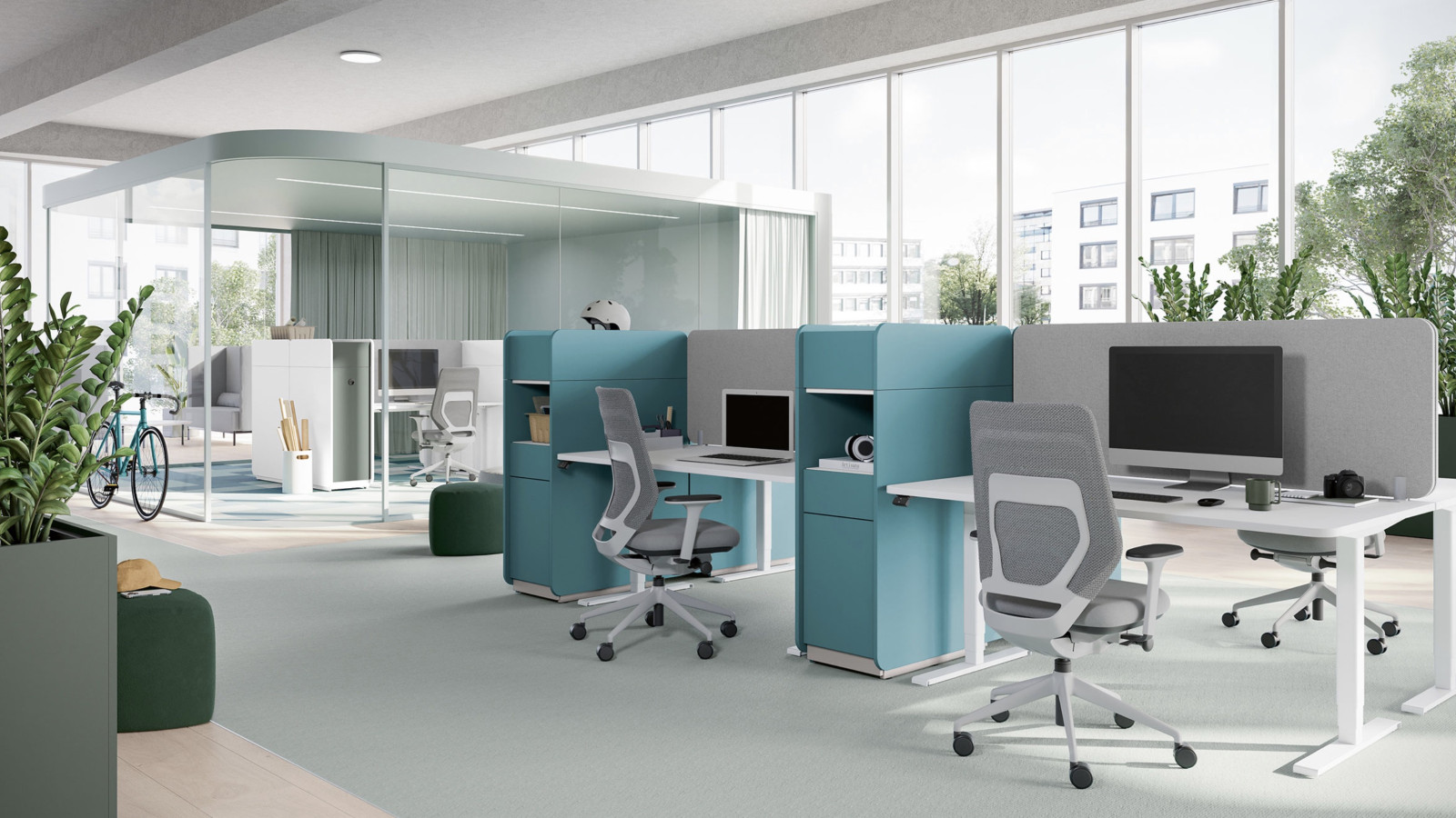 Offenes Büro mit Schreibtischen, Stühlen, Pflanzen und einem verglasten Konferenzraum im Hintergrund.