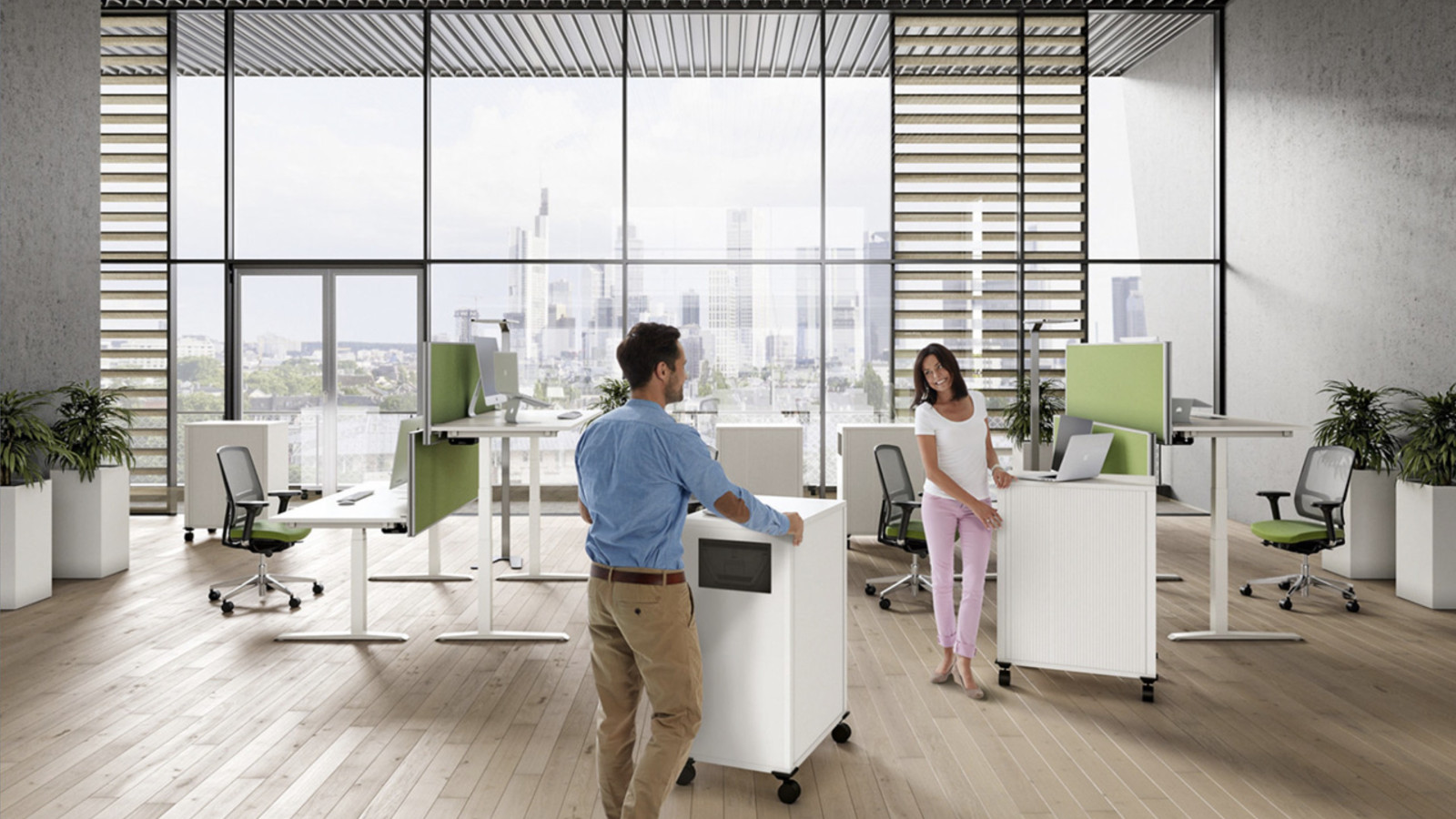 Modernes Büro mit großen Fenstern, stilvollen Möbeln und zwei Personen im Gespräch.