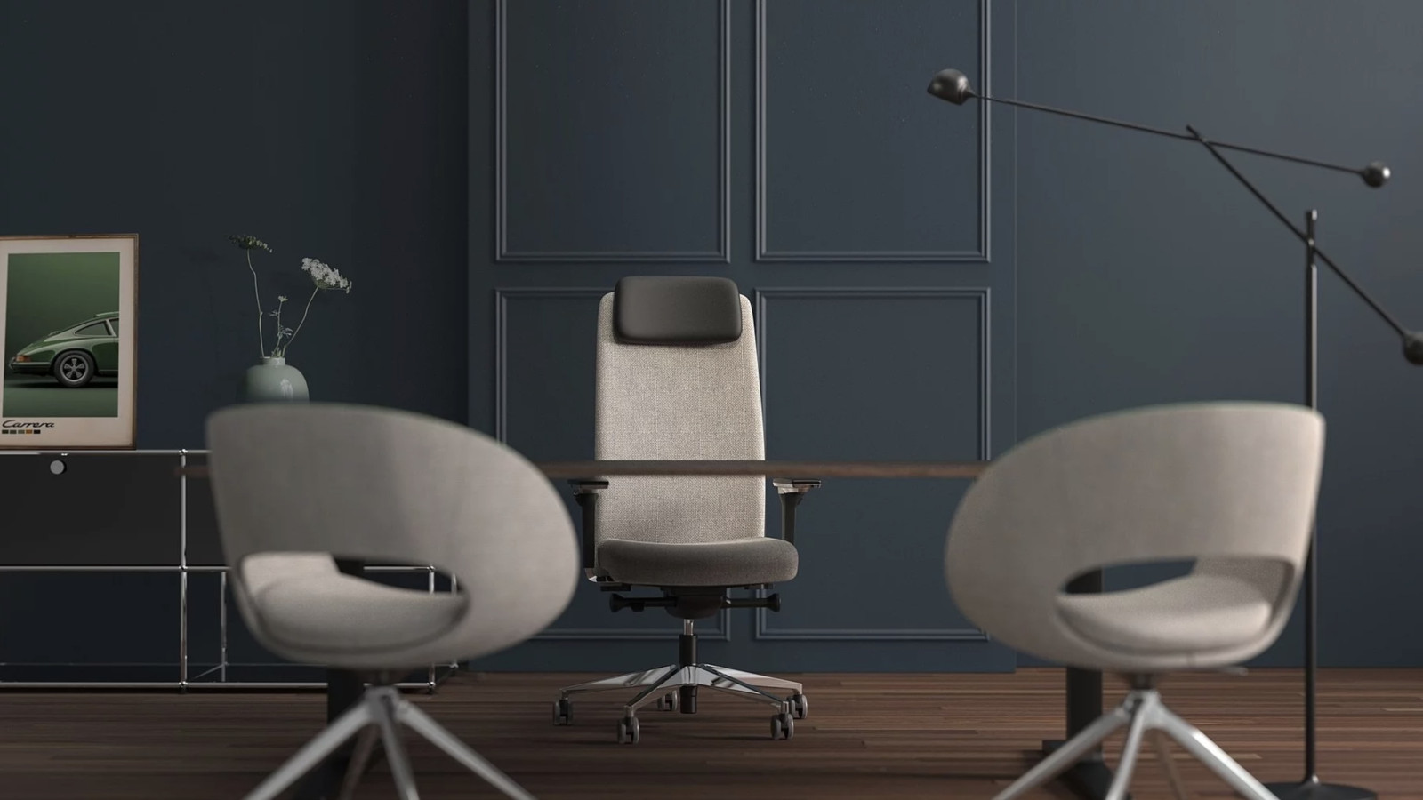 Büro mit Schreibtisch, ergonomischem Stuhl, zwei modernen Stühlen und Wanddekoration.