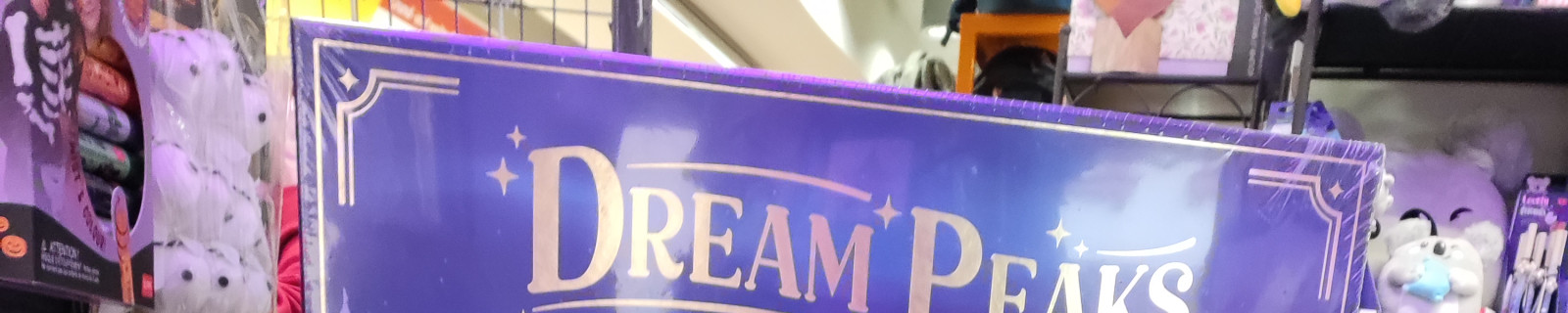 Adventskalender 'Dream Peaks' in einem Geschäft präsentiert auf einem Tisch.